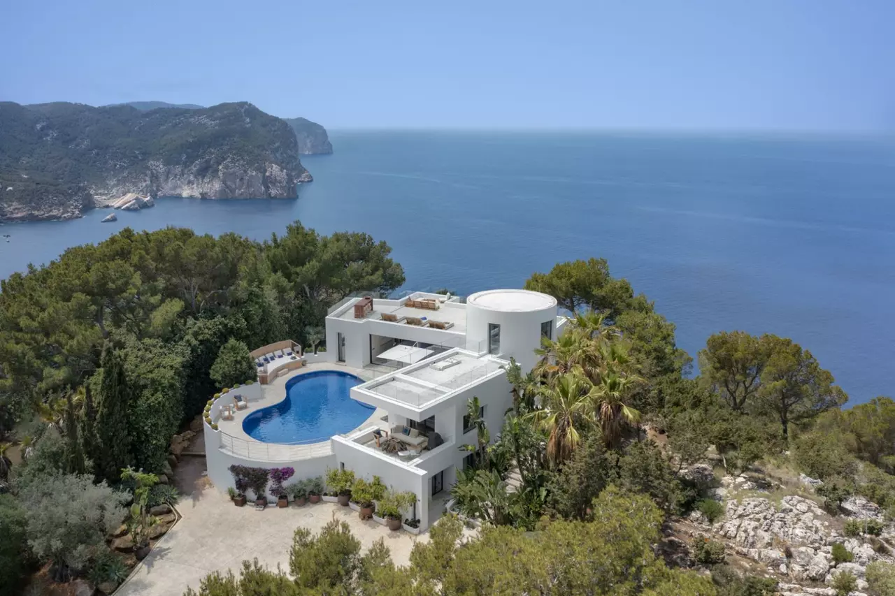 Bright Blue Cliff House in Ibiza, photo 8 of 30