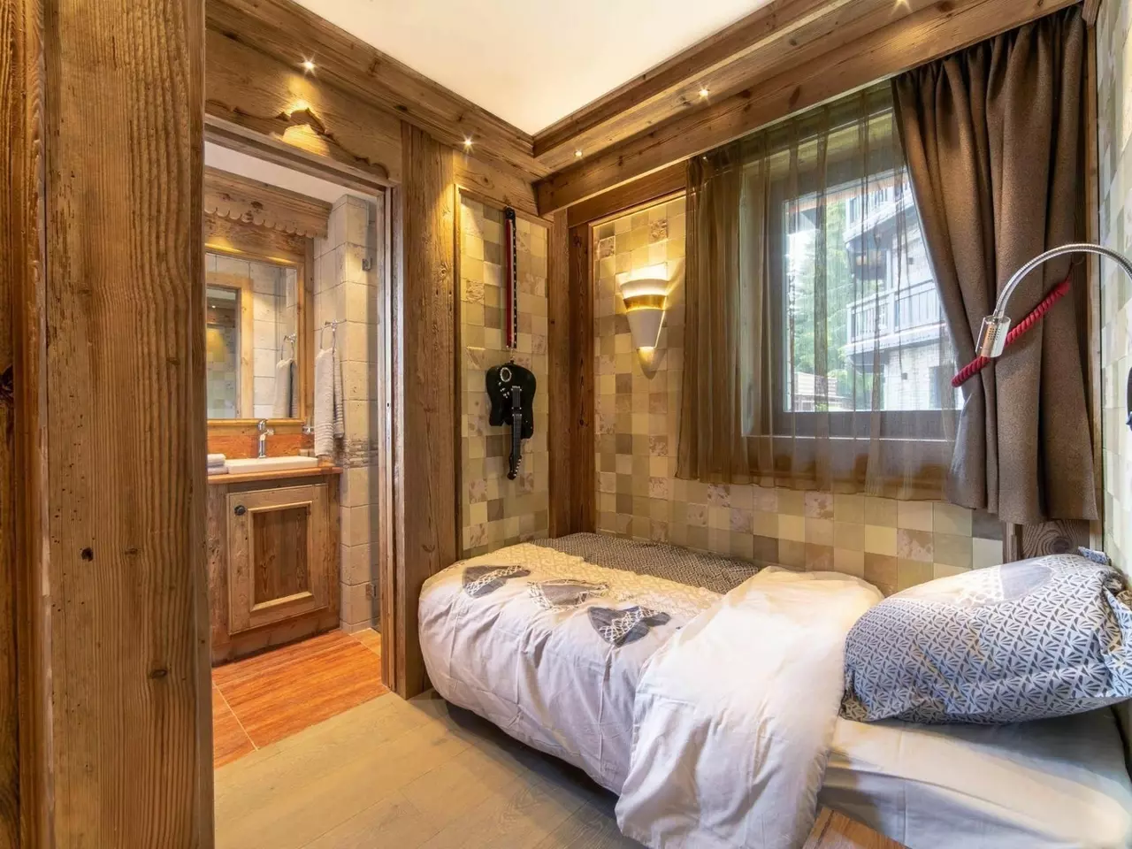 Chalet Bordeaux in French Alps, photo 8 of 19