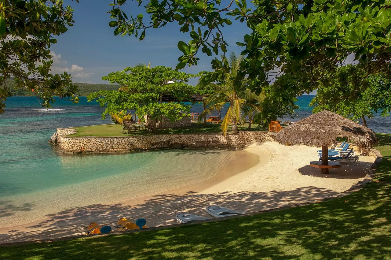 Fortlands Point on the Beach in Jamaica, photo 29 of 30