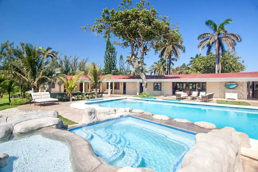 Benitoite Shore House in Jamaica, photo 2 of 16