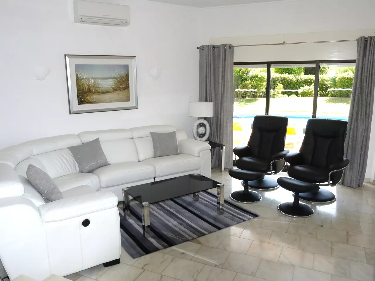3 Bedroom 2 Bathroom Villa with Pool in Dunas Douradas in Algarve, photo 4 of 20
