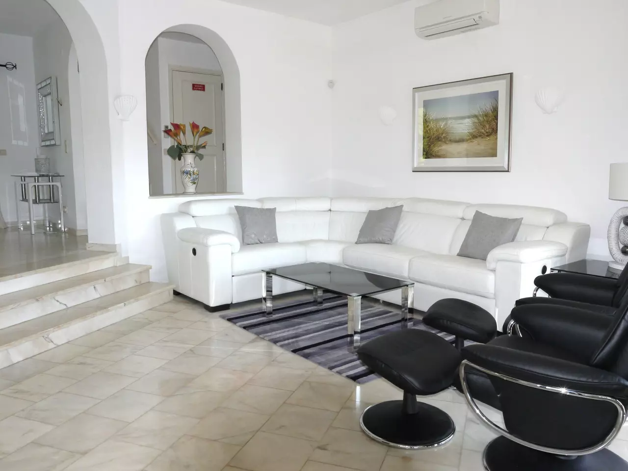 3 Bedroom 2 Bathroom Villa with Pool in Dunas Douradas in Algarve, photo 6 of 20