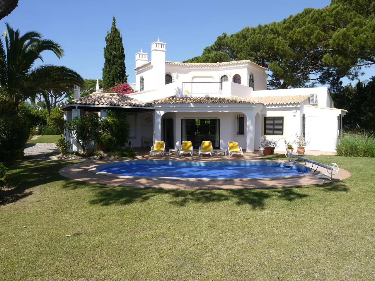 3 Bedroom 2 Bathroom Villa with Pool in Dunas Douradas in Algarve, photo 16 of 20