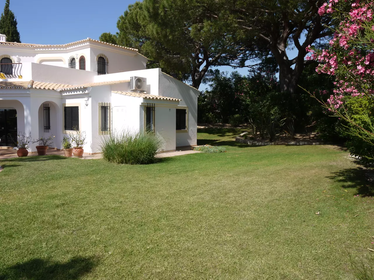 3 Bedroom 2 Bathroom Villa with Pool in Dunas Douradas in Algarve, photo 18 of 20