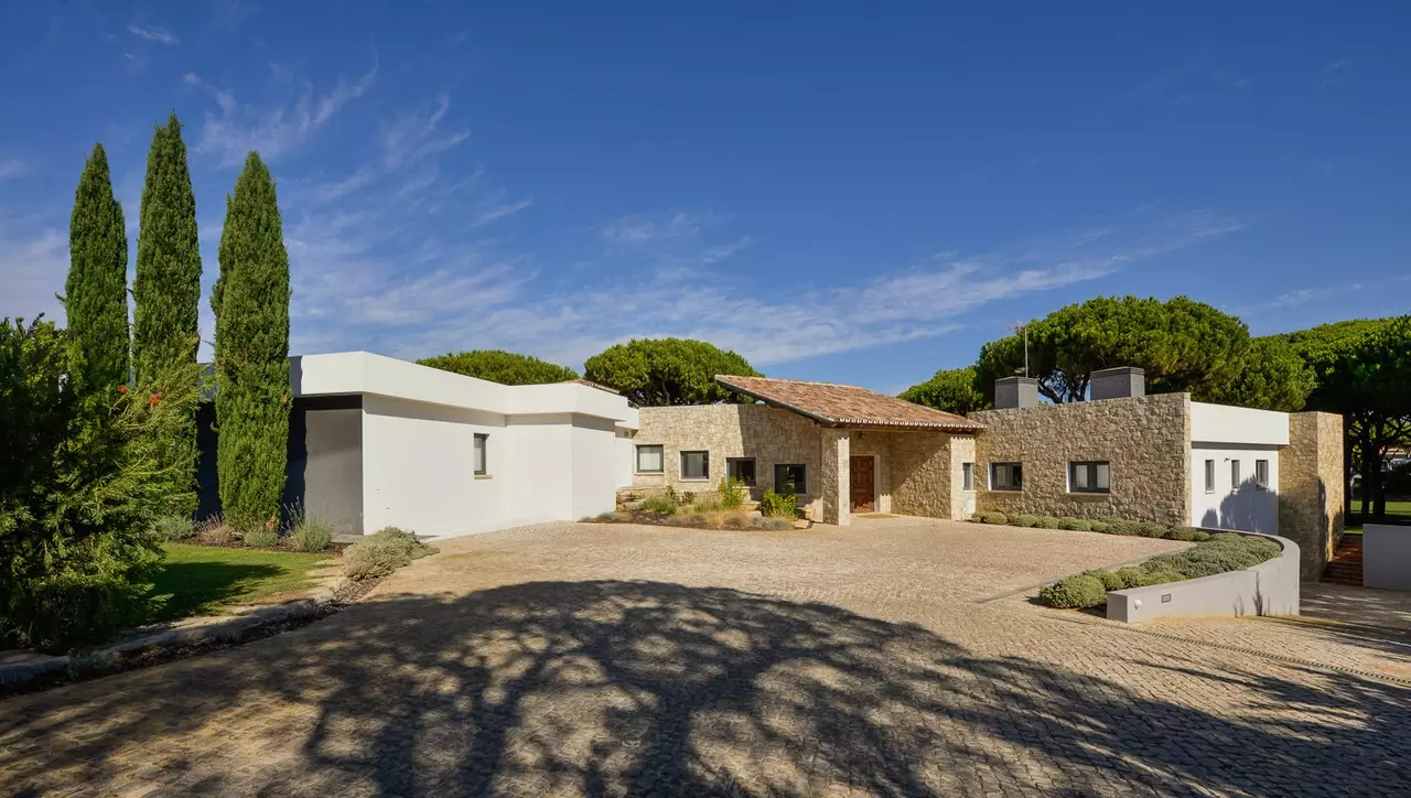 9 Bed Vilamoura Villa With Games Room in Algarve, photo 2 of 30