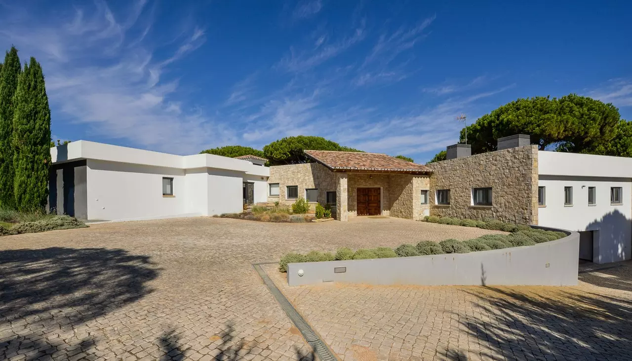 9 Bed Vilamoura Villa With Games Room in Algarve, photo 5 of 30