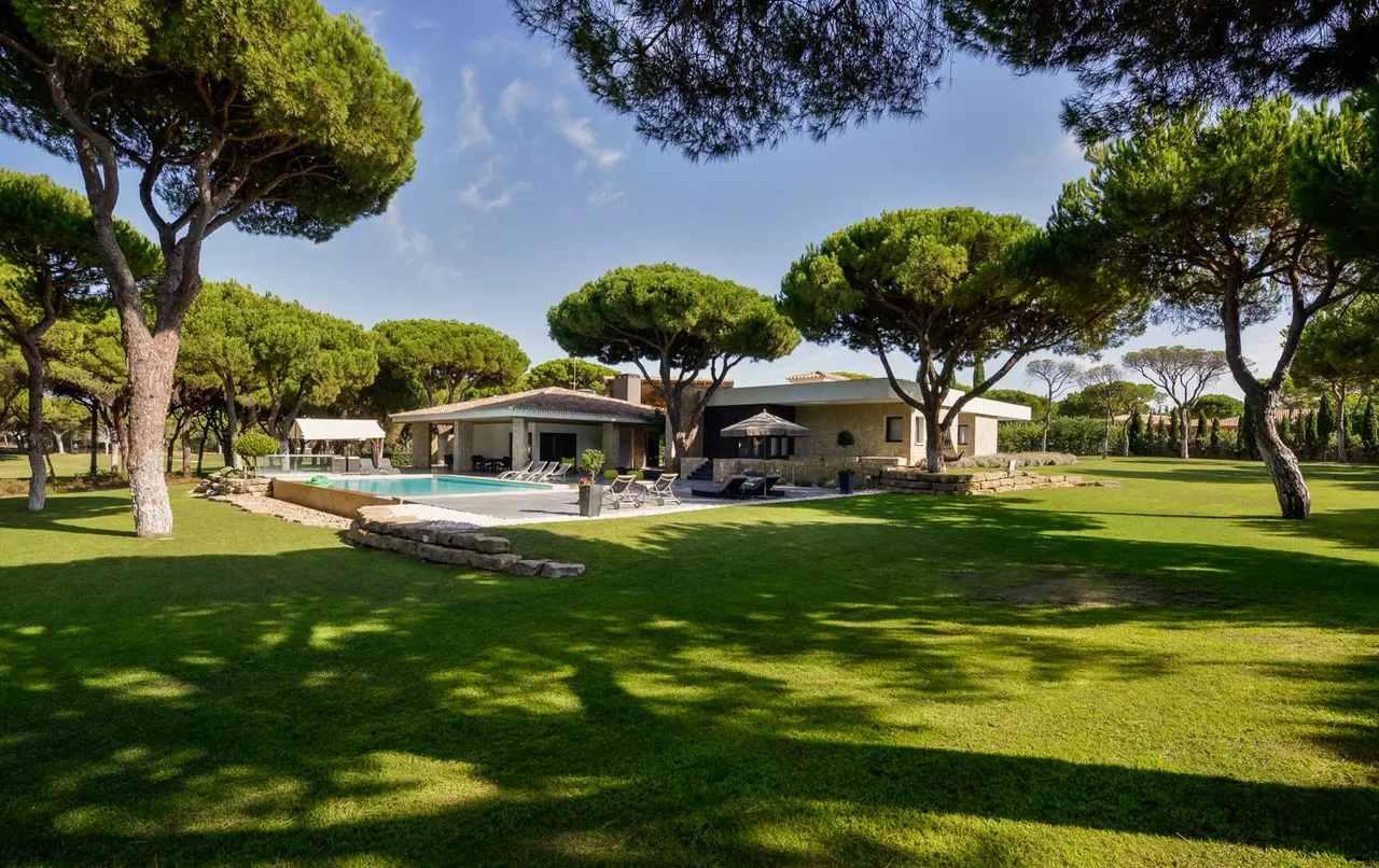 9 Bed Vilamoura Villa With Games Room in Algarve, photo 28 of 30