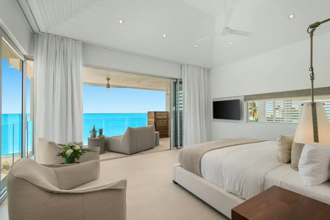 Beach Enclave Grace Bay Beachfront Villa in Turks and Caicos, photo 21 of 25