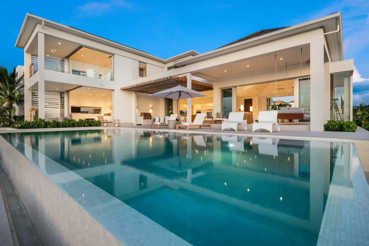 Beach Enclave Grace Bay Beachfront Villa in Turks and Caicos, photo 19 of 25