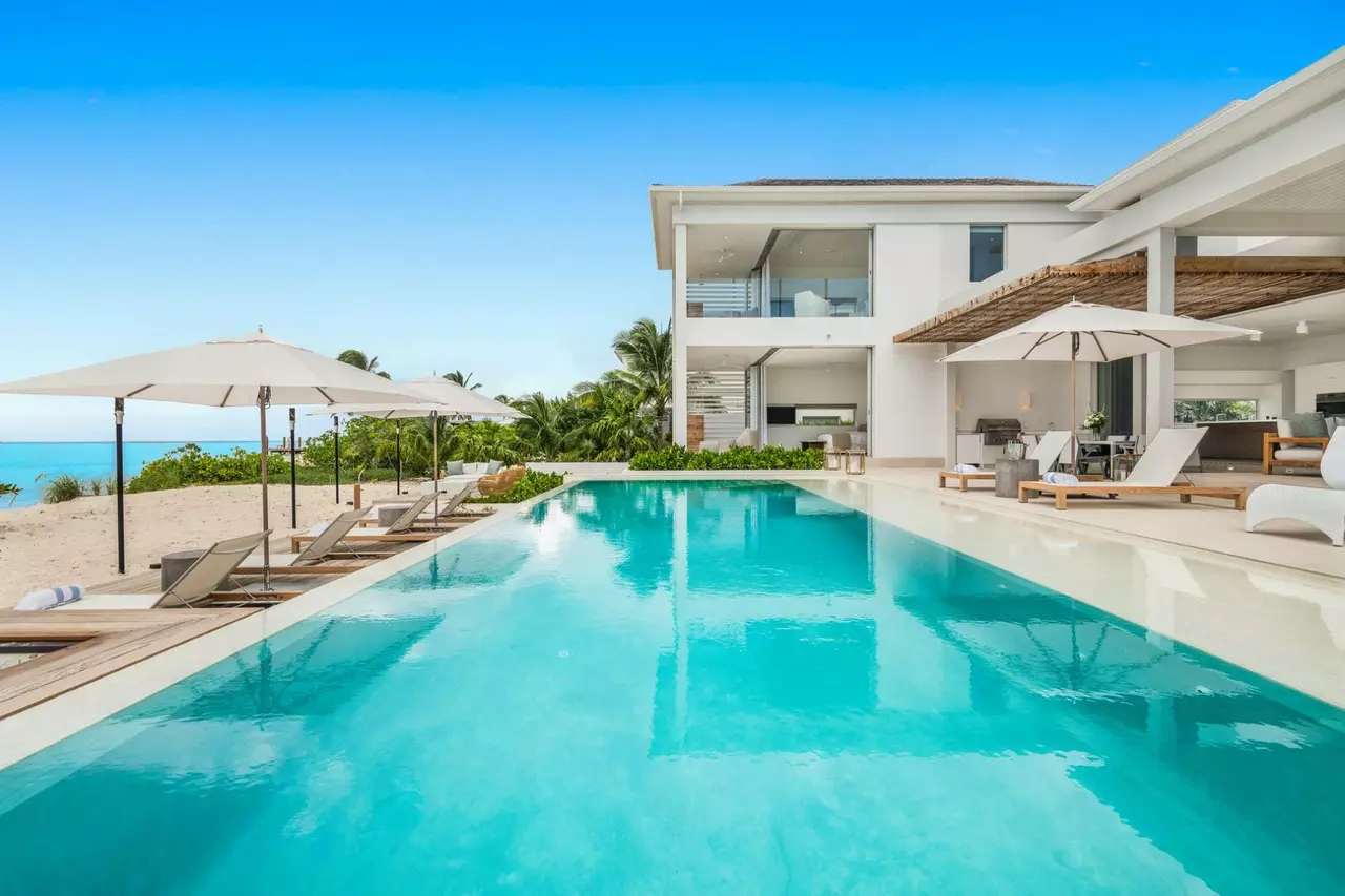 Beach Enclave Grace Bay Beachfront Villa in Turks and Caicos, photo 12 of 25