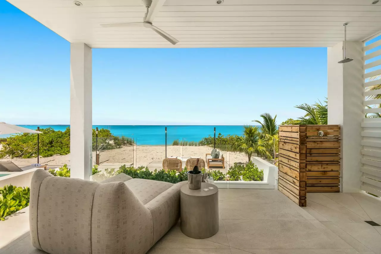 Beach Enclave Grace Bay Beachfront Villa in Turks and Caicos, photo 14 of 25