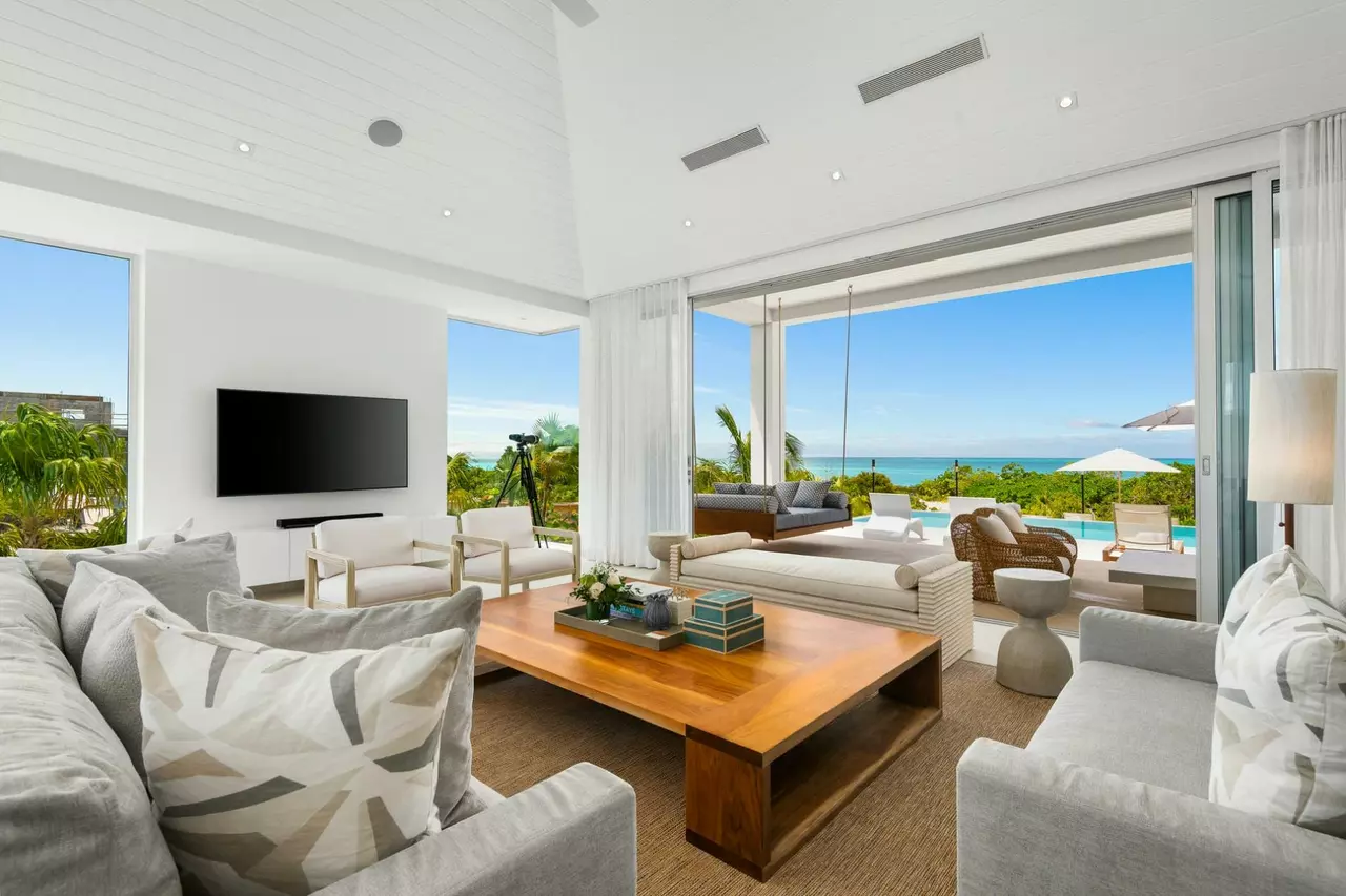 Beach Enclave Grace Bay Beachfront Villa in Turks and Caicos, photo 15 of 25