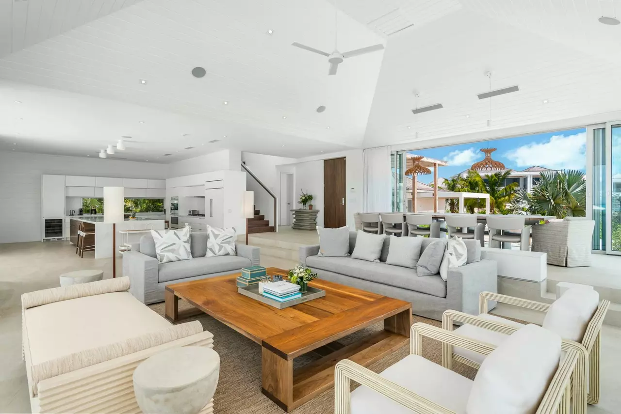 Beach Enclave Grace Bay Beachfront Villa in Turks and Caicos, photo 8 of 25