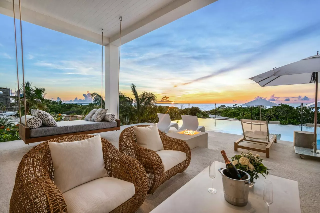 Beach Enclave Grace Bay Beachfront Villa in Turks and Caicos, photo 7 of 25