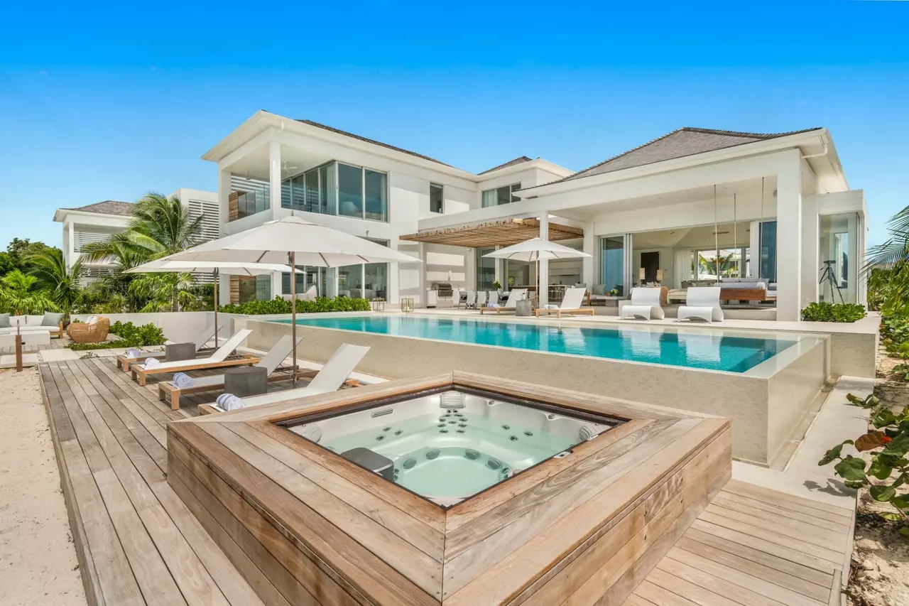 Beach Enclave Grace Bay Beachfront Villa in Turks and Caicos, photo 6 of 25