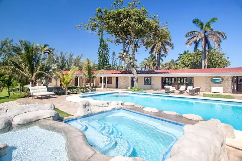 Benitoite Shore House in Jamaica