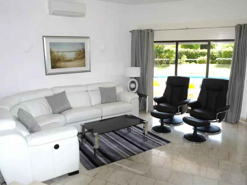 3 Bedroom 2 Bathroom Villa with Pool in Dunas Douradas in Algarve, photo 4 of 20