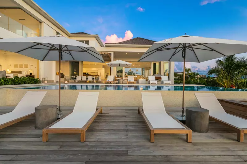 Beach Enclave Grace Bay Beachfront Villa in Turks and Caicos, photo 5 of 25